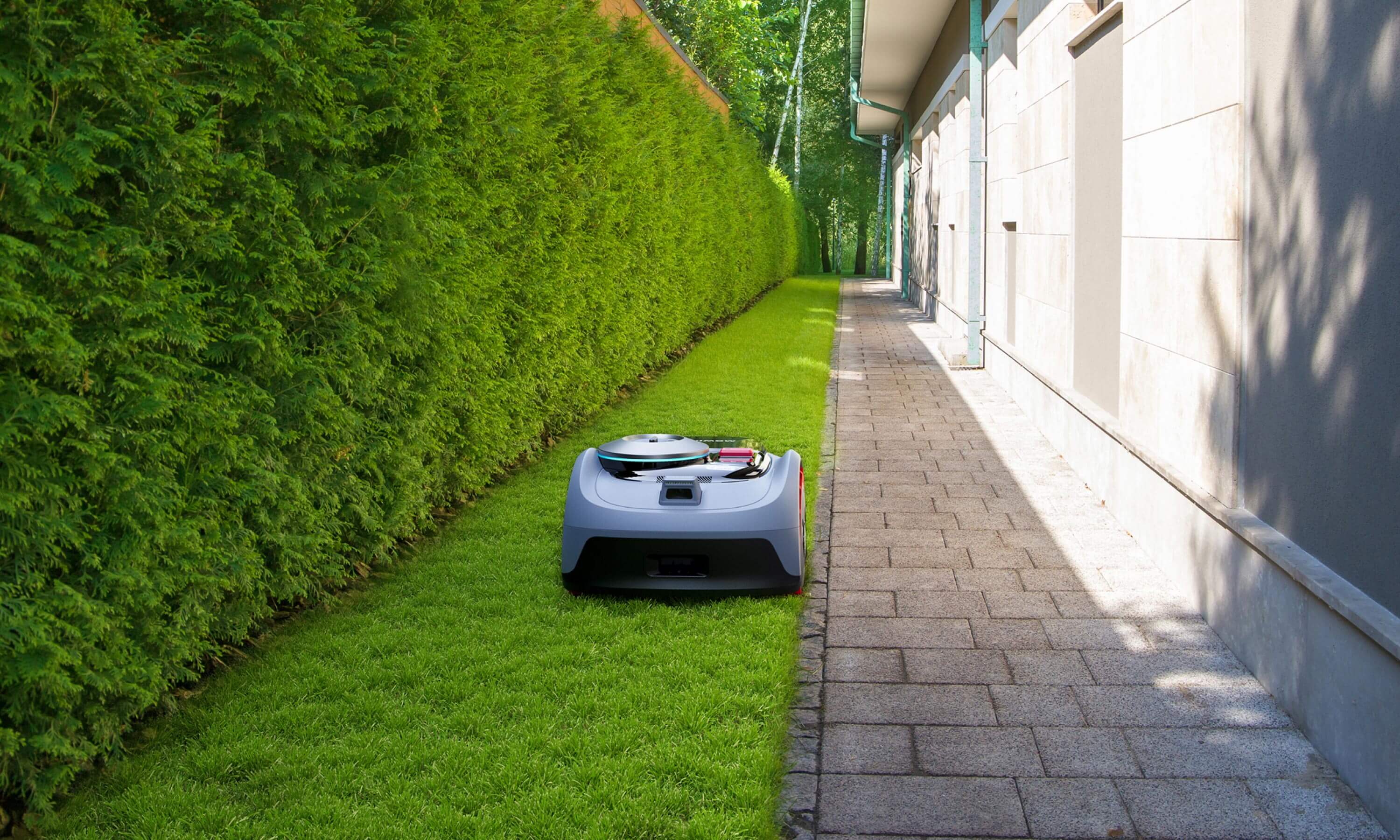 Navimow i Series robot lawn mower mowing the green grass.